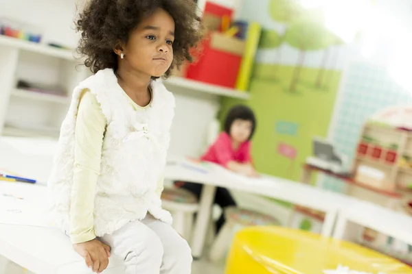 Enfants multiraciaux dans la salle de jeux — Photo