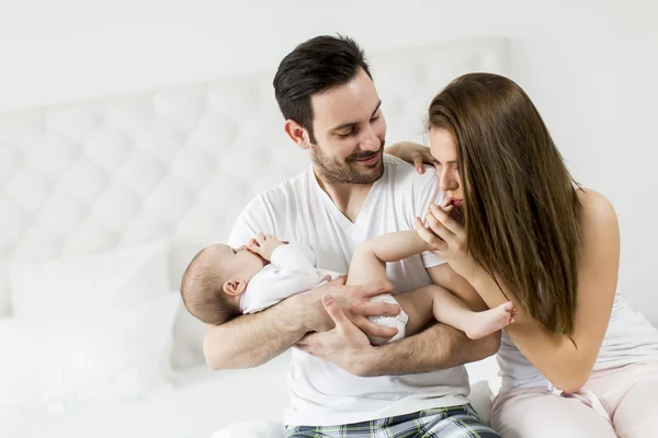 Famille heureuse avec bébé — Photo