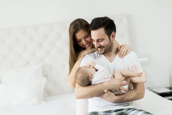 Lycklig familj med barn — Stockfoto