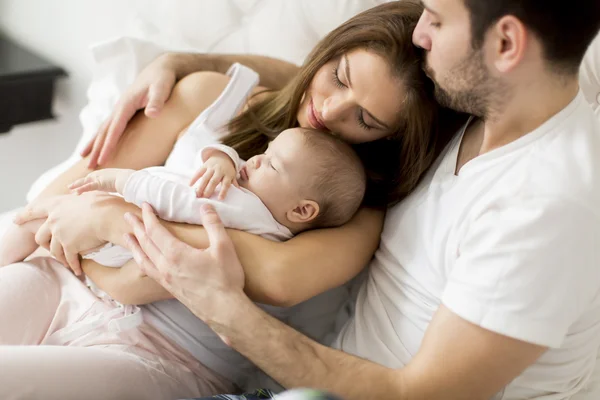 Família feliz com bebê — Fotografia de Stock