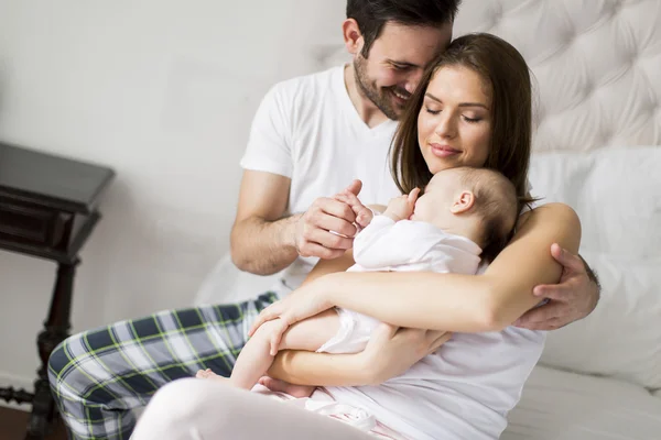 Família feliz com bebê — Fotografia de Stock