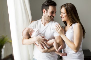 Pencerenin yanında mutlu aile