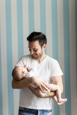 Babası ve küçük kızı.