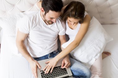 Yatağın içinde laptop Çift