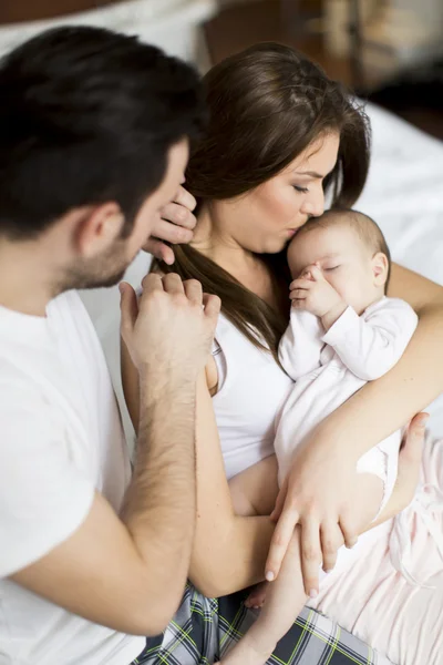 Famille heureuse avec bébé — Photo