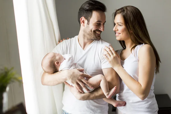 Família feliz pela janela — Fotografia de Stock