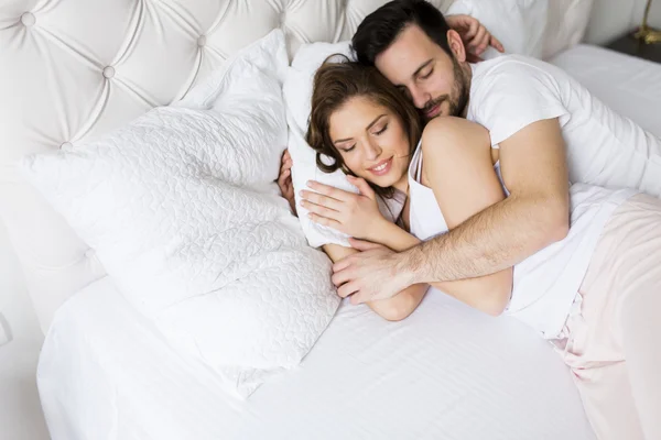 Jeune couple dans le lit — Photo