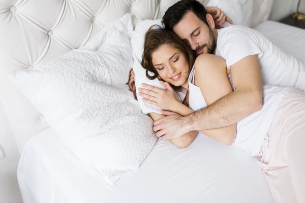 Jong koppel in het bed — Stockfoto