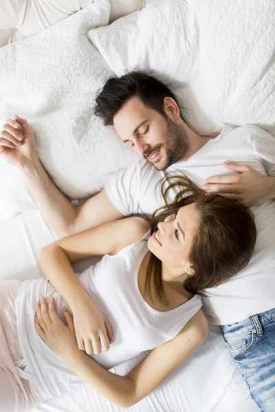 Jong koppel in het bed — Stockfoto