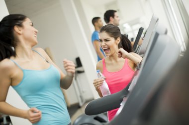 Spor salonunda eğitim insanlar