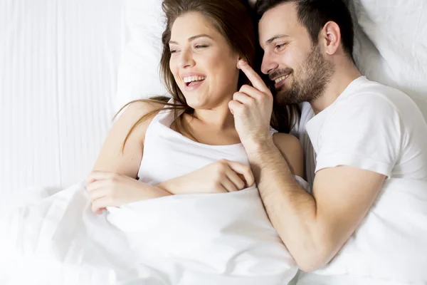 Pasangan muda di tempat tidur — Stok Foto
