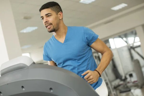 Joven en el gimnasio —  Fotos de Stock