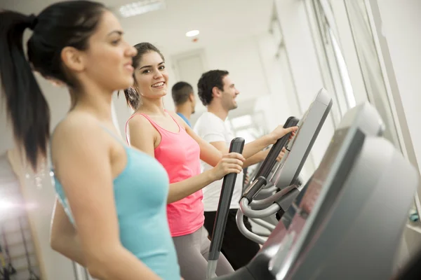 Personas entrenando en el gimnasio — Foto de Stock