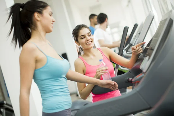 Les personnes qui s'entraînent dans la salle de gym — Photo