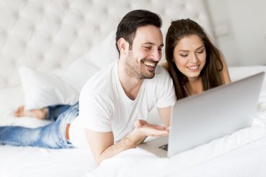 Yatağın içinde laptop Çift