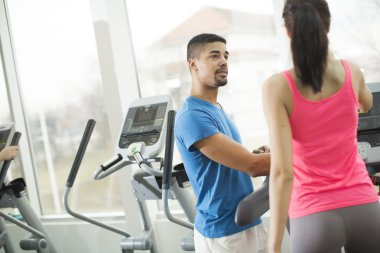 Spor salonunda eğitim insanlar