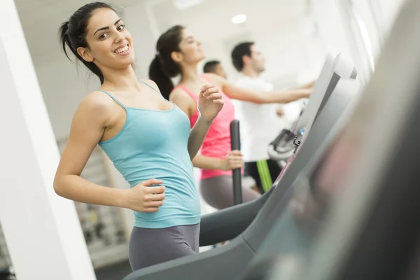 Personas entrenando en el gimnasio — Foto de Stock