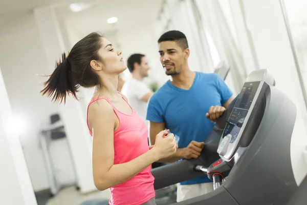 Personas entrenando en el gimnasio —  Fotos de Stock