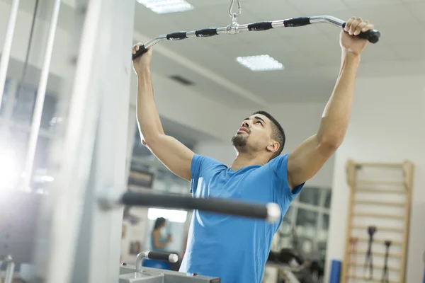 Hombre entrenando en el gimnasio — Foto de Stock