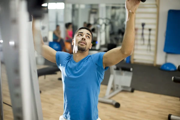 Man tränar i gymmet — Stockfoto