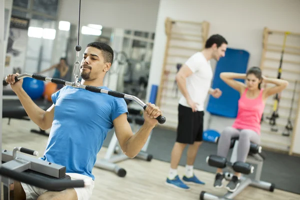 Lidé trénink v tělocvičně — Stock fotografie