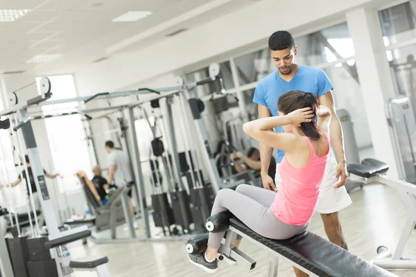 Personas entrenando en el gimnasio — Foto de Stock