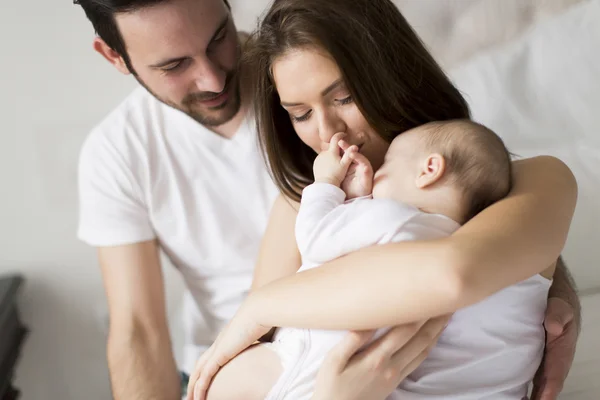 Família feliz com bebê — Fotografia de Stock