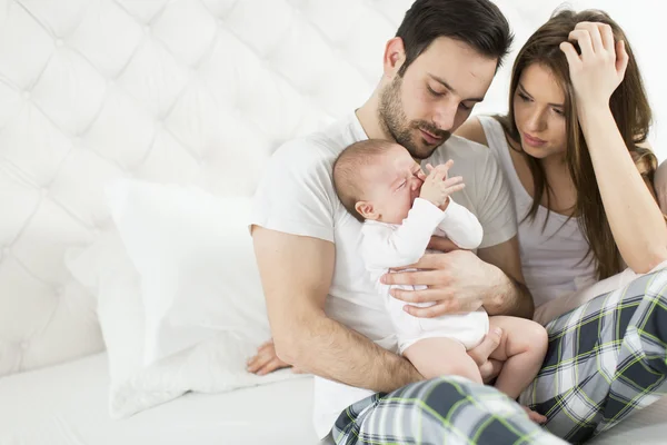 Família feliz com bebê — Fotografia de Stock