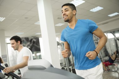 Spor salonunda çok ırklı erkekler