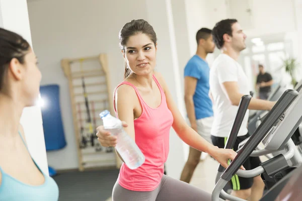 Jóvenes en el gimnasio — Foto de Stock