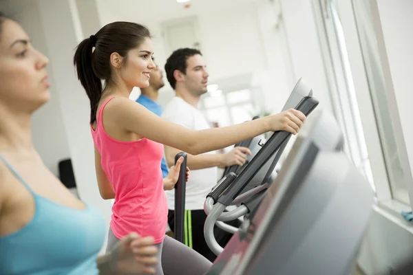 Les personnes qui s'entraînent dans la salle de gym — Photo