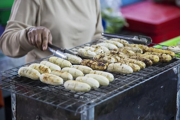 Plátanos preparándose en la parrilla — Foto de Stock