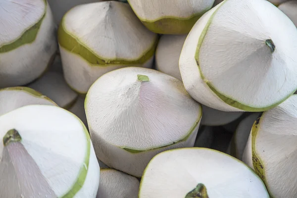 Cocos descascados fechar — Fotografia de Stock