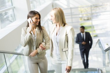 ofiste yürüyen insanlar