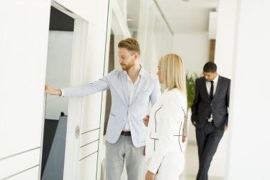 Ofiste Multiratial insanlar