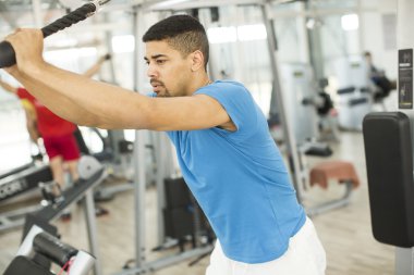 Spor salonundaki genç adam.