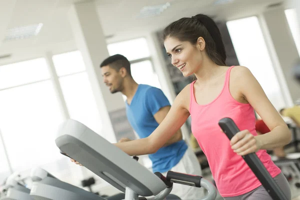 Jóvenes en el gimnasio — Foto de Stock