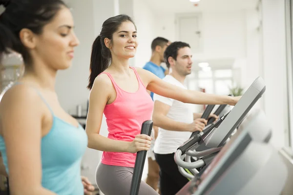 Jóvenes en el gimnasio — Foto de Stock