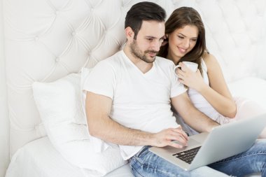 genç bir çift yatakta