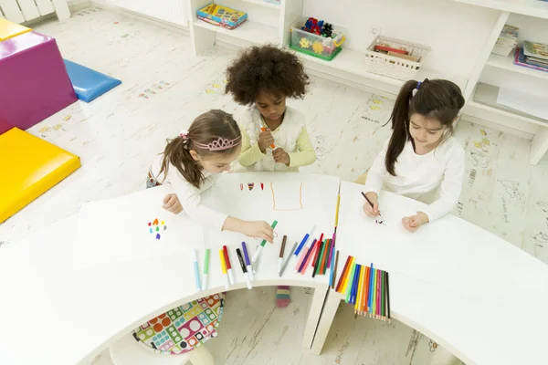 Niños dibujando en la sala de juegos —  Fotos de Stock