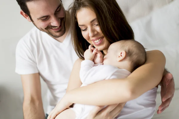 Família feliz com bebê — Fotografia de Stock