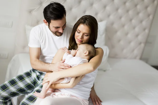 Família feliz com bebê — Fotografia de Stock