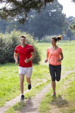 Parkta koşan insanlar