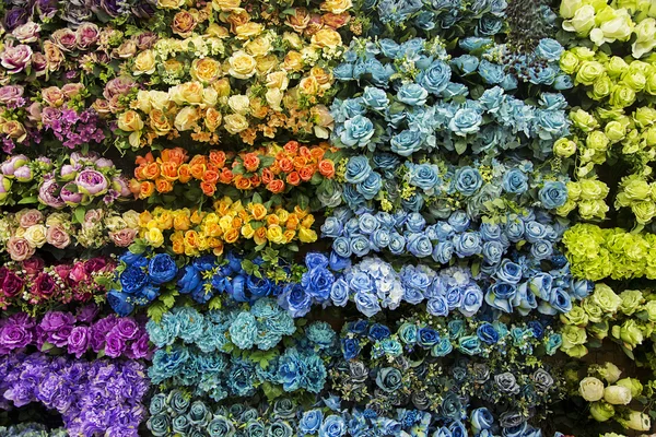 Яскраві квіти на ринку — стокове фото