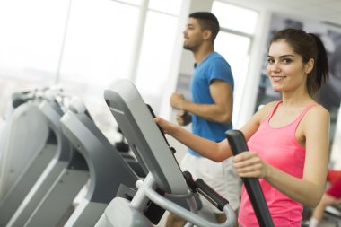 Spor salonundaki gençler.
