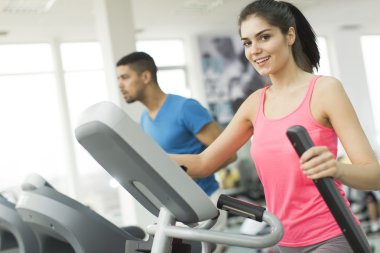 Spor salonundaki gençler.