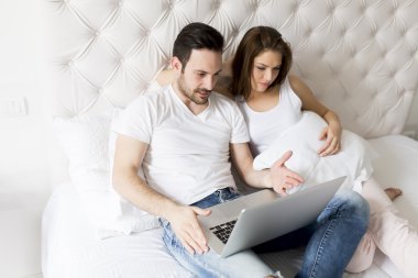 genç bir çift yatakta