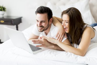 genç bir çift yatakta