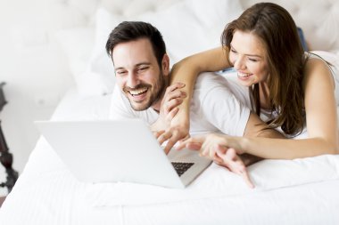 genç bir çift yatakta