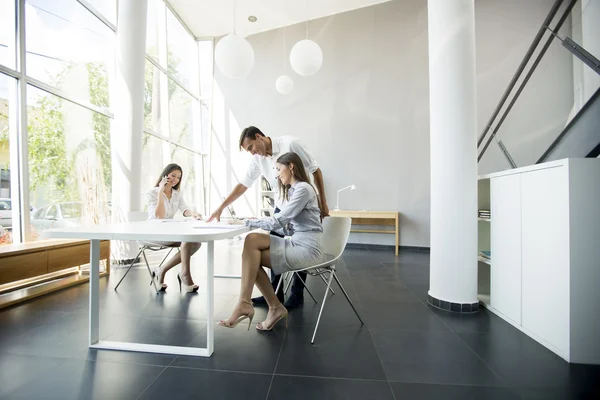 Personas que trabajan en la oficina —  Fotos de Stock